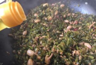 最后放入1小勺的花椒油增香提味，盛出备用。