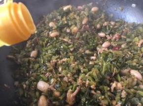 最后放入1小勺的花椒油增香提味，盛出备用。