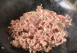 放入肉末滑散，炒至肉末颜色变粉。