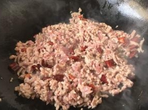 放入肉末滑散，炒至肉末颜色变粉。