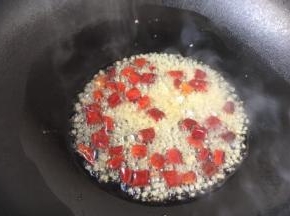 热锅凉油，放入姜末和辣椒，炒出香味。