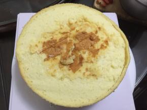 盖上另一片蛋糕，顶部不平整部分可以切去