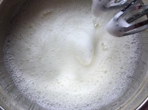 蛋清用打蛋器搅拌至起鱼眼