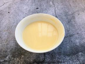 放入适量的水把玉米面调成糊状。