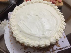 然后蛋糕顶部边缘挤入花型