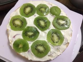 然后再抹上一层奶油，放入切片的奇异果