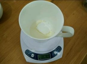 淡奶油加入糖粉，搅打至半流动状态。