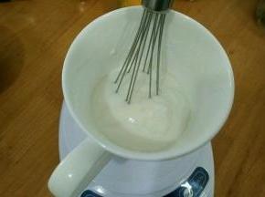 加入酸奶，搅拌均匀。