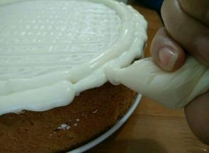 然后在蛋糕边沿剂适量酸奶，形成自然滴落的样子。