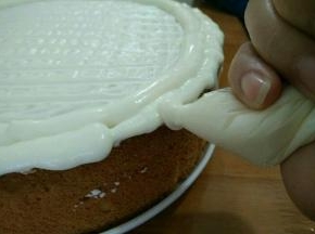 然后在蛋糕边沿剂适量酸奶，形成自然滴落的样子。