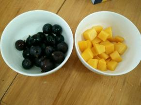 芒果切小块，葡萄洗干净。