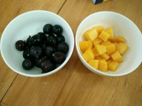 芒果切小块，葡萄洗干净。