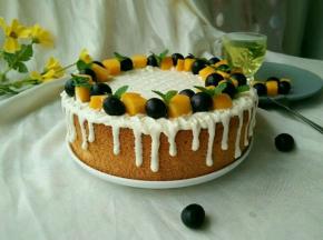 摆在蛋糕上，再放上薄荷叶装装饰。