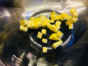 黄油无需软化，切成小丁放入容器容器中
