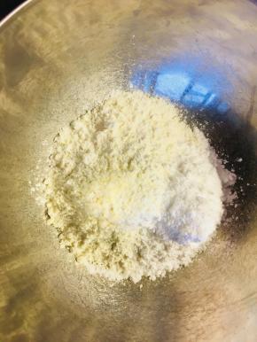 将糖粉，杏仁粉，低粉混合在一起