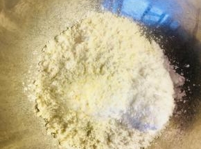 将糖粉，杏仁粉，低粉混合在一起