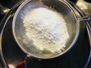 过筛混合好的粉类，筛入黄油容器中