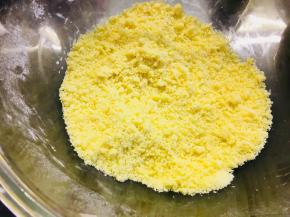 用手将黄油与粉类搓成小颗粒