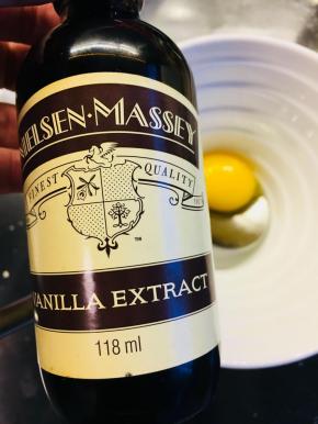 蛋黄中加入香草精，打散搅拌均匀