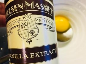 蛋黄中加入香草精，打散搅拌均匀