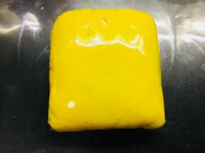 搅拌成团后，包裹保鲜膜放入冰箱冷藏2个小时