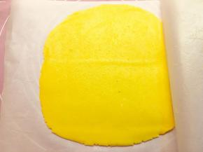 冷藏后，将面团擀成片，厚度决定饼皮的厚度