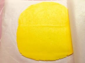 冷藏后，将面团擀成片，厚度决定饼皮的厚度