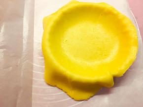 将擀好的面片至于派盘上