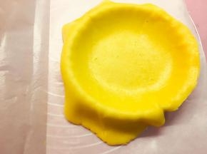 将擀好的面片至于派盘上