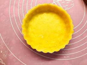 轻轻的将饼皮与派盘的边缘贴合好。放入冰箱冷藏2小时