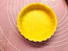 轻轻的将饼皮与派盘的边缘贴合好。放入冰箱冷藏2小时
