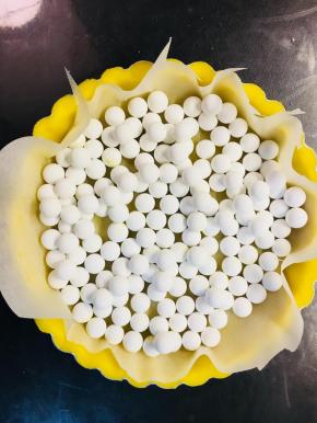 放置烘焙纸，纸上放上压石。烤箱200度。25到30分钟。具体温度感觉自己烤箱脾气调节。