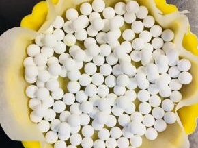 放置烘焙纸，纸上放上压石。烤箱200度。25到30分钟。具体温度感觉自己烤箱脾气调节。