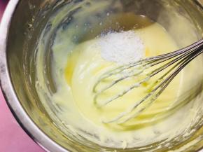 奶油奶酪软化加入糖粉打至顺滑无颗粒，加入柠檬汁搅拌均匀。加入牛奶和淡奶油，每次加入都要搅拌充分，加入朗姆酒