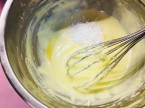 奶油奶酪软化加入糖粉打至顺滑无颗粒，加入柠檬汁搅拌均匀。加入牛奶和淡奶油，每次加入都要搅拌充分，加入朗姆酒