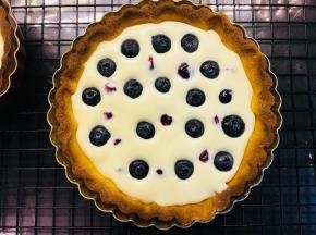 饼皮烤好摊凉，将奶酪馅料倒入派中。将蓝莓酱装入裱花袋中，挤入馅料中。	新鲜蓝莓放置与馅料中。与果粒蓝莓酱遥相呼应。将填充完馅料的派，放入烤箱180度。10到15分钟。如果派皮颜色烤的颜色比较重，这步建议用锡纸覆盖住饼皮。