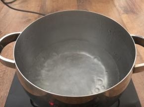 锅里放入800ml的水，把水煮开。