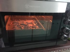 核桃去壳后放入烤箱180摄氏度烤8分钟