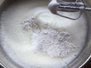 第三次加入白砂糖连同淀粉一起加入