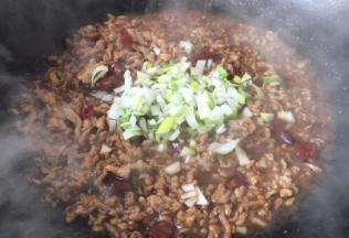 放入葱花，翻炒均匀，