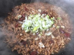 放入葱花，翻炒均匀，