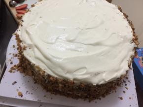 将捣碎的核桃撒在蛋糕边缘