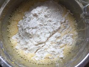 加入过筛的低筋面粉用刮刀拌匀