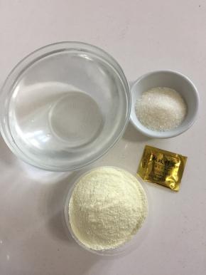 用电子秤称出所需食材：
奶粉140克，温水或者冷开水860克，菌粉1克，砂糖50克。