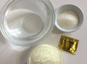 用电子秤称出所需食材：
奶粉140克，温水或者冷开水860克，菌粉1克，砂糖50克。