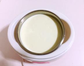 12小时后即可享用温热的酸奶啦。（你可以晚上睡觉前把酸奶机插上电源，早上起来就可以吃到温热的酸奶啦。）喜欢吃冰爽一点儿的就等酸奶凉了再喝。现在是冬天直接室温保存即可。如果是夏天就放进冰箱里冷藏，风味更佳。