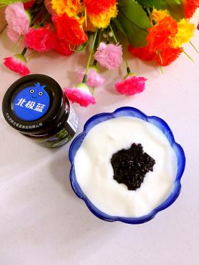 放入一勺酸酸甜甜的蓝莓果酱搅拌均匀，真是太美味啦。