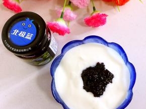 放入一勺酸酸甜甜的蓝莓果酱搅拌均匀，真是太美味啦。