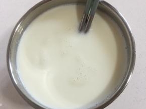 加入奶粉搅拌均匀至奶粉充分溶解。