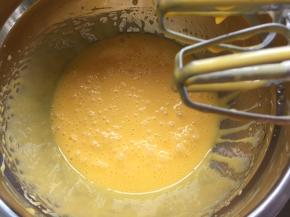 蛋黄加入植物油用打蛋器打至发白，然后加入纯牛奶一起搅拌均匀